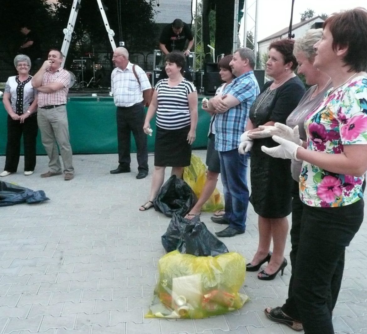 uczestnicy konkursu segregacji śmieci